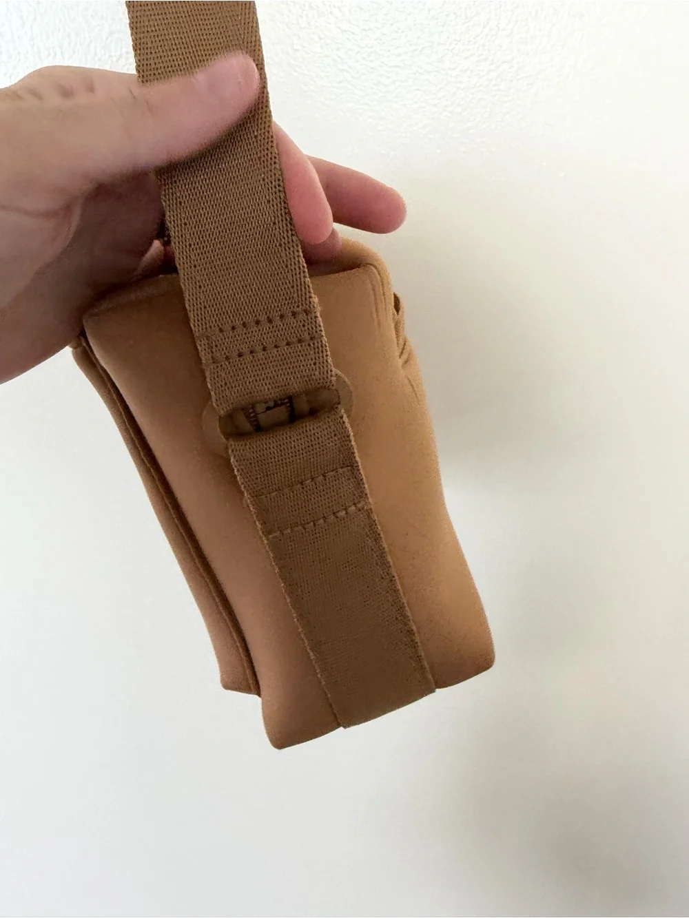 DAGNE DOVER MICAH NEOPRENE CROSSBODY in Camel